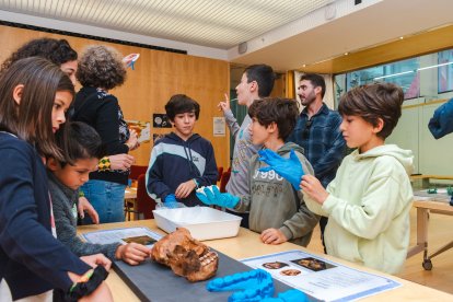 Los más pequeños, guantes en mano, se han convertido en investigadores por un día.