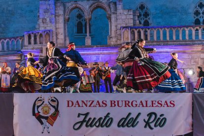 El público llenó la plaza del Rey San Fernando para disfrutar del festival de la agrupacion Justo del Río en su 55 aniversario.