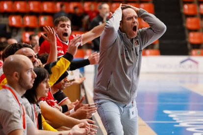 El banquillo burgalés reacciona ante una de las jugadas del partido.