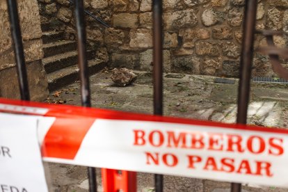 El tamaño de las piedras desprendidas da muestra del peligro que entraña el deterioro de la muralla en este punto. De ahí que los bomberos optarán por cerrar el paso.