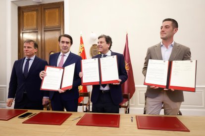 Borja Suárez, los consejeros Juan Carlos Suárez-Quiñones y Carlos Fernández Carriedo y Raúl Guantes, alcalde de Melgar.