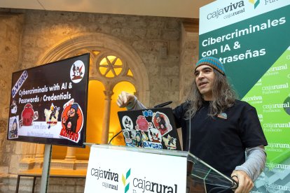 Chema Alonso, el 'hacker' de Telefónica, en la Mesa de Actualidad Empresarial de Cajaviva y la Fundación Caja Rural de Burgos.