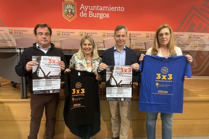 Un momento de la presentación del torneo inclusivo 3x3 de la Fundación Intras en la sala de prensa del Ayuntamiento de Burgos.