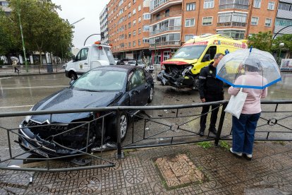 Imagen del accidente entre un turismo y una ambulancia.