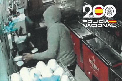 Imagen de los ladrones captada por una cámara de seguridad.