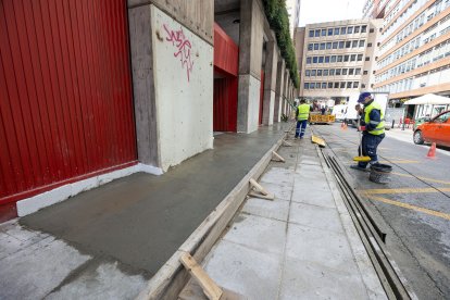 En la zona de carga y descarga de mercado provisional se está habilitando una rampa para facilitar el acceso de las mercancías.