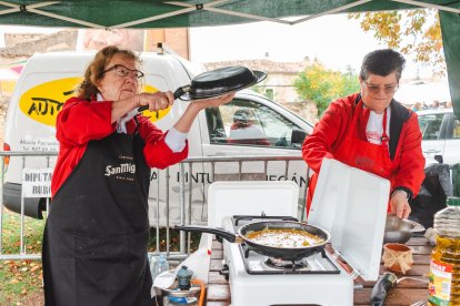 Los participantes se afanan en sus puestos para preparar ricas suguerencias.