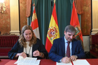 El consejero de Movilidad y Transformación Digital, José Luis Sanz Merino, y la alcaldesa de Burgos, Cristina Ayala, firman el protocolo de transporte metropolitano de Burgos