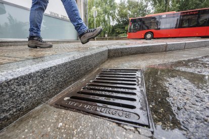 La empresa adjudicataria tendrá que limpiar dos veces al año los 53.916 sumideros o rejillas de la ciudad de Burgos.