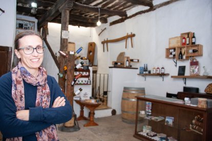 Berta posa en su tienda de Guzmán