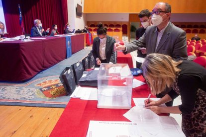 Votación en las últimas elecciones a rector de la UBU, que se celebraron durante la pandemia.