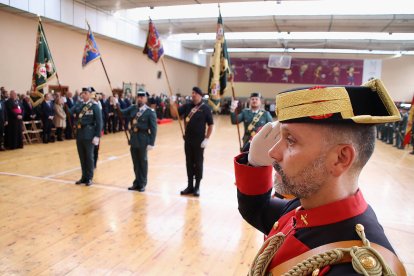 El jefe de la XII Zona de la Guardia Civil, general de Brigada José Antonio Fernández de Luz de las Heras, y el delegado del Gobierno, Nicanor Sen, presiden la celebración de la Virgen del Pilar en León, al que asisten también el alcalde, José Antonio Diez y el consejero de Medio Ambiente, Vivienda y Ordenación del Territorio, Juan Carlos Suárez-Quiñones.