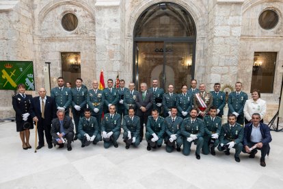 Foto de familia de los condecorados en la festividad de la Virgen del Pilar, patrona de la Guardia Civil.