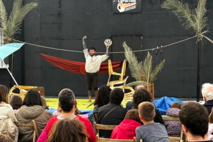 Ängel Suances, uno de los dos residentes de La Parrala, presentó su propuesta 'Archipiélago.