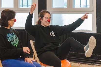 Un centenar de participantes estrenaron los talleres de circo, clown y swing durante la mañana.