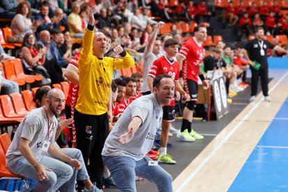 Tensión en el banquillo del equipo burgalés durante el partido.