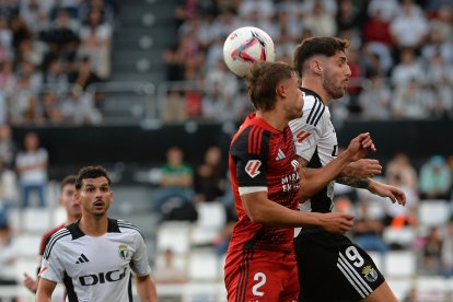 Hugo Rincón, el autor del gol del Mirandés ante el Burgos en El Plantío, remata de cabeza.