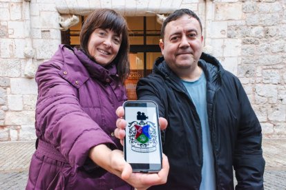 Beatriz y Javier en la Casa del Cordón donde quedan la huella de Juana, la protagonista de su último pódcast.