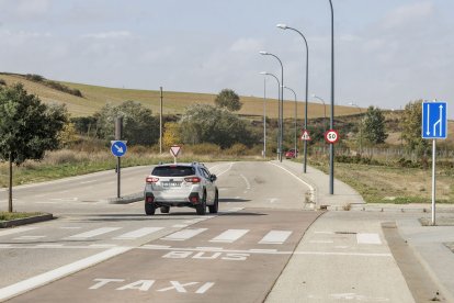 A partir de este cruce, a la altura de la calle Gumiel de Izán, el bulevar pasa de dos carriles de circulación (incluido el carril bus) a uno.