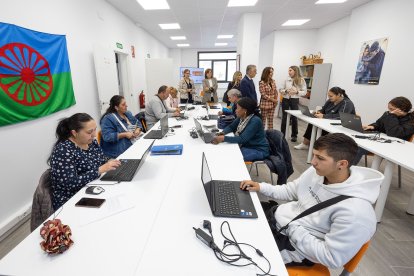 Visita de la directora general de Familias, Infancia y Atención a la Diversidad, Esperanza Álvarez, a la sede de Secretariado Gitano en Burgos.