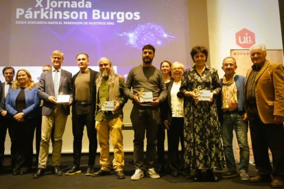 Foto de familia de las autoridades y los premiados en la segunda edición de los premios “Gracias Párkinson Burgos”.