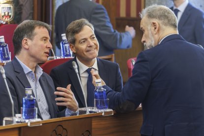 Jose Antonio López charla con Borja Suárez y César Barriada durante un pleno municipal.