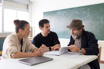 David Pérez Sañudo (centro), acompañado por Patricia López Arnáiz y Antonio de la Torre.