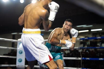 Yazid Ezzaidani, con calzón verde, se posiciona ante su oponente en un combate anterior.