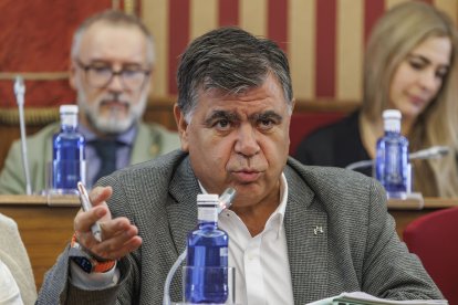 Juan Manuel Manso, concejal del PP, en el Ayuntamiento de Burgos, durante una intervención en el Pleno.