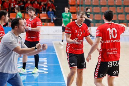 El entrenador y jugadores del UBU San Pablo Burgos celebran la victoria del pasado fin de semana.