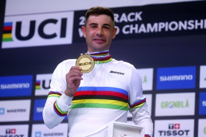 Sebastián Mora, con su medalla de oro y su maillot arcoíris.