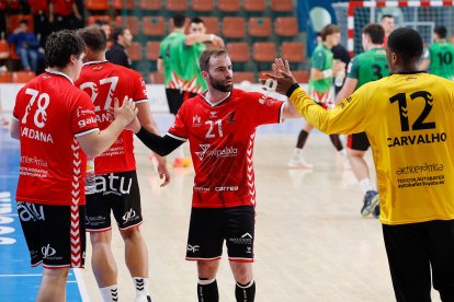 Javier Rodríguez, en el centro durante el partido contra Sagunto, daba el triunfo a los de Roi Sánchez.