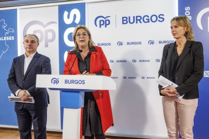 Los procuradores del PP por Burgos Emilio José Berzosa (i), Inmaculada Renedo y Lorena de la Fuente durante su valoración de los presupuestos de la Junta.