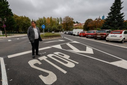 Juan Manuel Manso, concejal de Infraestructuras, en la calle del Carmen, donde se ha renovado el asfalto y las marcas viales.