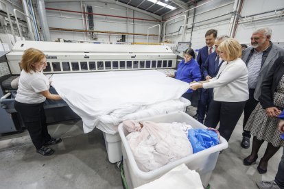 La consejera de Industria, Comercio y Empleo, Leticia García, durante su visita a las instalaciones de la empresa de inserción Ceislabur, dedicada a la lavandería industrial