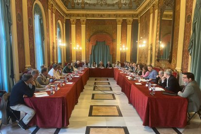 Imagen de la reunión con colectivos empresariales, sociales, educativos y económicos.