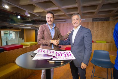 Sancho y Barbero tras rubricar el convenio.