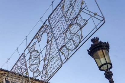 Las luces de Navidad para este 2024 ya son visibles en algunos puntos de la ciudad como la calle Santander.