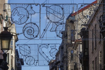 Las luces de Navidad para este 2024 ya son visibles en algunos puntos de la ciudad como la calle Santander.