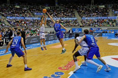 El San Pablo imprimió su ritmo desde el inicio y el Oviedo aguantó hasta el final.