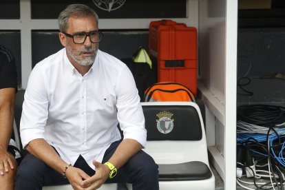 Jon Pérez Bolo, en el banquillo del Burgos CF durante un partido de esta temporada.