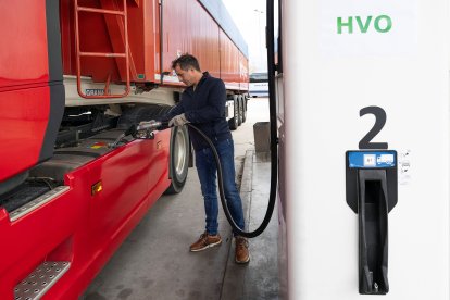 El primer camión que ayer llenó su depósito con HVO en la estación de servicio de Asebutra.