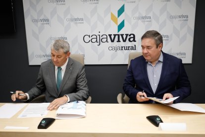 Firma del convenio entre el presidente de CajaViva Caja Rural, Jesús María Hontoria, y el secretario de la Fundación Centro Ocupación Lerma, Francisco Caro.