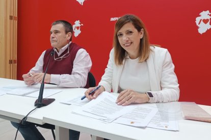 Jesús Puente y Nuria Barrio, en la sede del PSOE de Burgos.