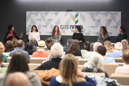 Mesa redonda de investigadoras de Atapuerca en el primer episodio del podcast 'En voz alta'.