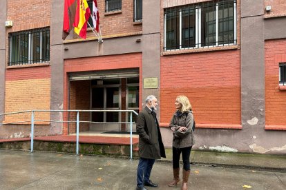 El concejal José Antonio López con Cristina Fernández, técnico de Movilidad, frente a la entrada del edificio de Relaciones Laborales, en Barrio Gimeno.