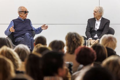 Juan José MIllás y Juan Luis Arsuaga durante la presentación de su tercer libro 'La conciencia contada por un sapiens a un neandertal'.