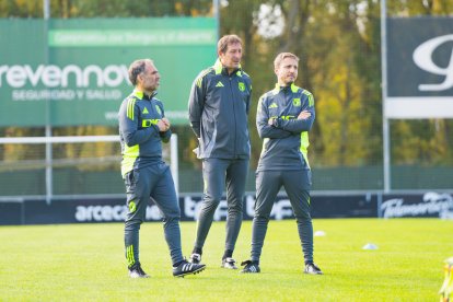 Ramis junto a su cuerpo técnico durante el entrenamiento.