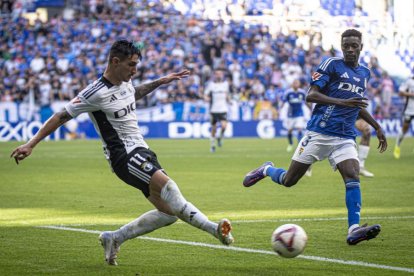 Sancris lanza un centro durante el partido contra el Oviedo.