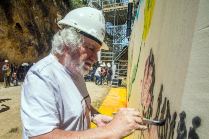 Cristóbal Gabarrón pintando en los yacimientos de Atapuerca.